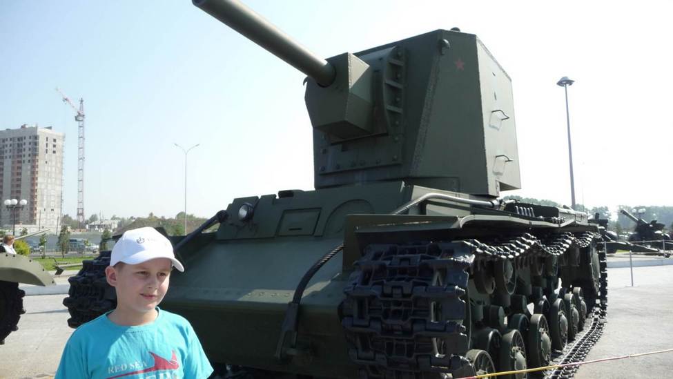 Кв-2 в музее.jpg